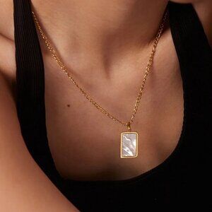 BEAUTIFUL Pendant Necklace Mother of Pearl Pendant WATERPROOF Gold Chain Figaro